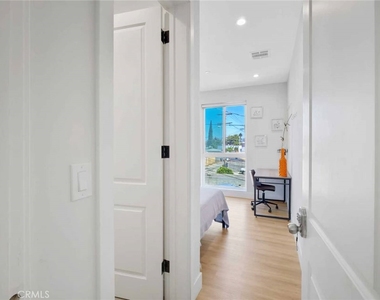 3105 W Normandie Avenue - Photo Thumbnail 6