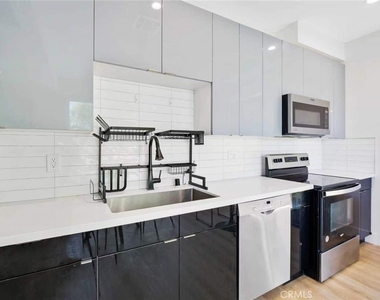 3105 W Normandie Avenue - Photo Thumbnail 4