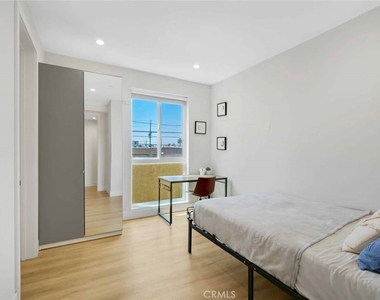 3105 W Normandie Avenue - Photo Thumbnail 8