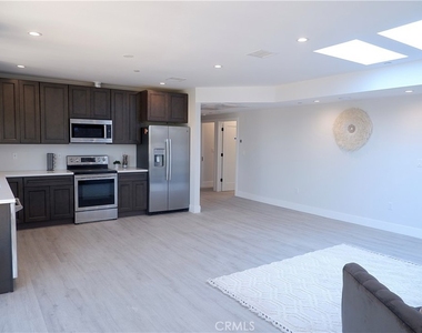 1410 W 37th Place - Photo Thumbnail 5