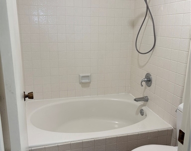 2412 Ramada Plaza - Photo Thumbnail 9