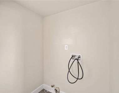 1822 S Orchard Avenue - Photo Thumbnail 12