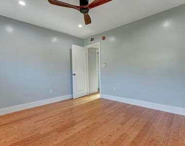5726 Woodman Avenue - Photo Thumbnail 22