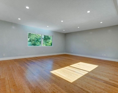 5726 Woodman Avenue - Photo Thumbnail 11