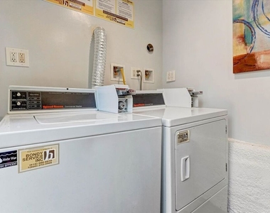 5726 Woodman Avenue - Photo Thumbnail 30