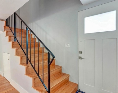 5726 Woodman Avenue - Photo Thumbnail 13