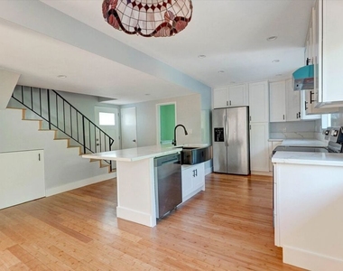 5726 Woodman Avenue - Photo Thumbnail 9