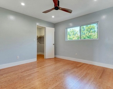 5726 Woodman Avenue - Photo Thumbnail 20