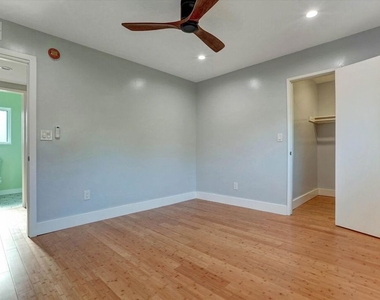 5726 Woodman Avenue - Photo Thumbnail 21