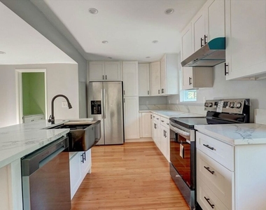 5726 Woodman Avenue - Photo Thumbnail 8