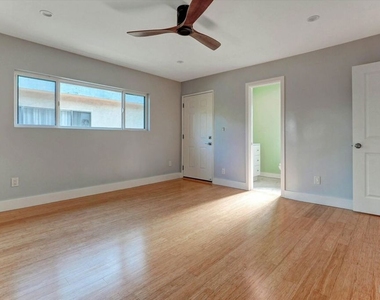 5726 Woodman Avenue - Photo Thumbnail 26