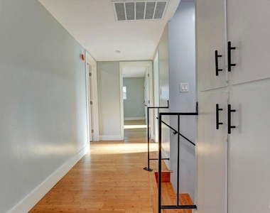 5726 Woodman Avenue - Photo Thumbnail 18