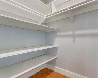 5726 Woodman Avenue - Photo Thumbnail 16