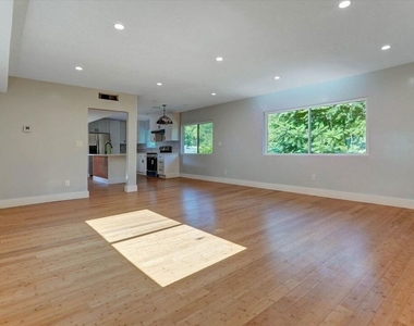 5726 Woodman Avenue - Photo Thumbnail 12