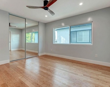 5726 Woodman Avenue - Photo Thumbnail 17
