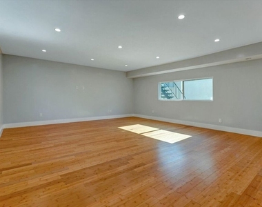 5726 Woodman Avenue - Photo Thumbnail 10