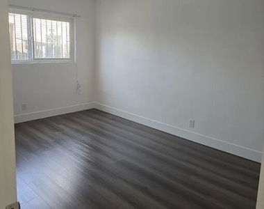 1028 N Ardmore Avenue - Photo Thumbnail 5