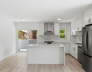 929 N Stanley Avenue - Photo Thumbnail 6