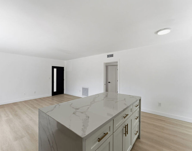 929 N Stanley Avenue - Photo Thumbnail 9