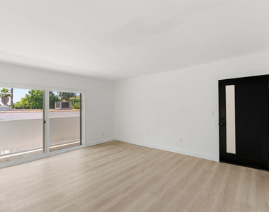 929 N Stanley Avenue - Photo Thumbnail 3
