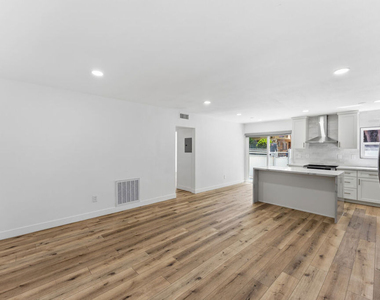 929 N Stanley Avenue - Photo Thumbnail 3