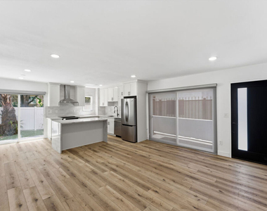 929 N Stanley Avenue - Photo Thumbnail 4
