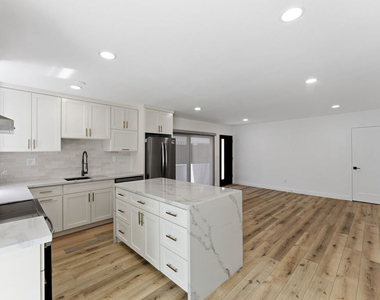 929 N Stanley Avenue - Photo Thumbnail 9