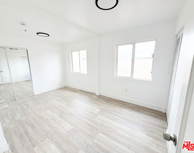 2637 S Manhattan Place - Photo Thumbnail 13