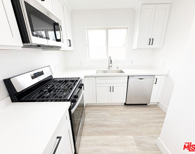 2637 S Manhattan Place - Photo Thumbnail 8