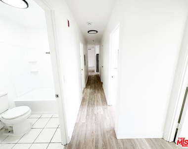 2637 S Manhattan Place - Photo Thumbnail 17
