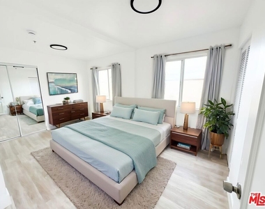 2637 S Manhattan Place - Photo Thumbnail 12