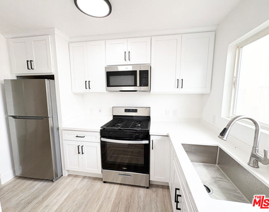 2637 S Manhattan Place - Photo Thumbnail 9