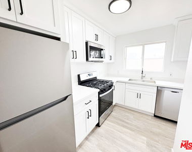 2637 S Manhattan Place - Photo Thumbnail 7