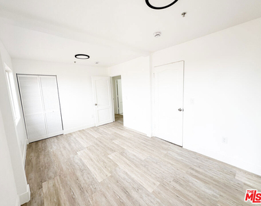 2637 S Manhattan Place - Photo Thumbnail 15