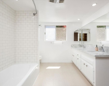 1528 Rising Glen Road - Photo Thumbnail 13