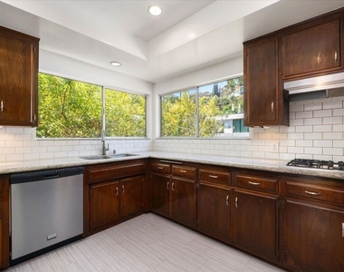 1528 Rising Glen Road - Photo Thumbnail 5