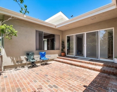 1528 Rising Glen Road - Photo Thumbnail 14