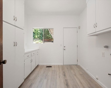 1528 Rising Glen Road - Photo Thumbnail 6