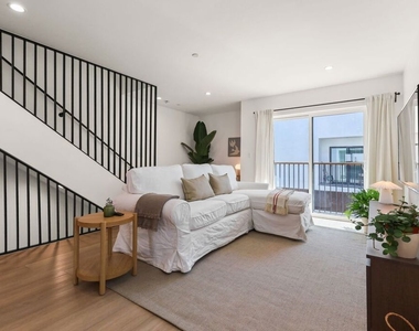623 N Mariposa Avenue - Photo Thumbnail 3