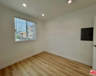 1321 1/2 N Normandie Avenue - Photo Thumbnail 11