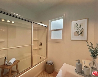 1321 1/2 N Normandie Avenue - Photo Thumbnail 2