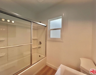 1321 1/2 N Normandie Avenue - Photo Thumbnail 9