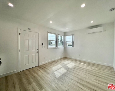 1321 1/2 N Normandie Avenue - Photo Thumbnail 13