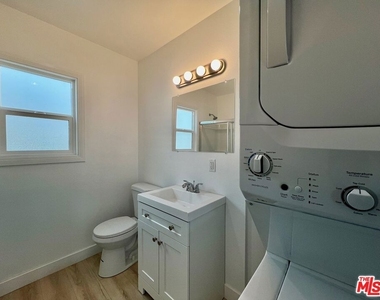 1321 1/2 N Normandie Avenue - Photo Thumbnail 8