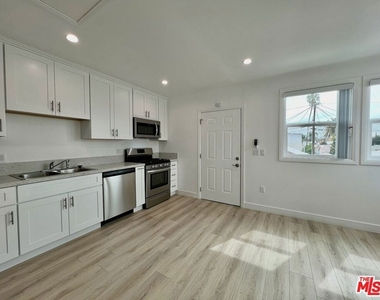 1321 1/2 N Normandie Avenue - Photo Thumbnail 12