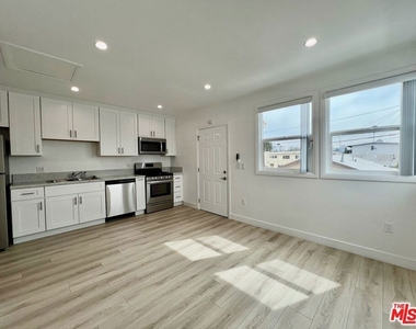 1321 1/2 N Normandie Avenue - Photo Thumbnail 3