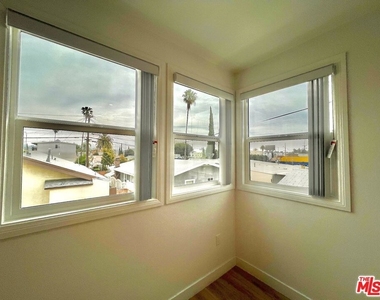 1321 1/2 N Normandie Avenue - Photo Thumbnail 14