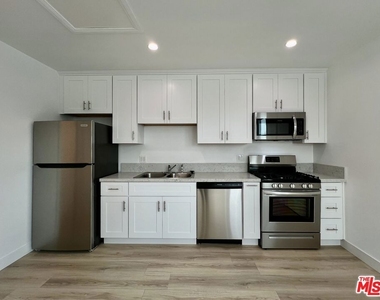 1321 1/2 N Normandie Avenue - Photo Thumbnail 5