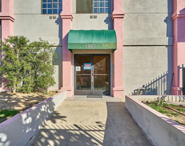 820 S St Andrews Place - Photo Thumbnail 12