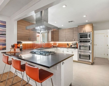 5507 Van Noord Avenue - Photo Thumbnail 4